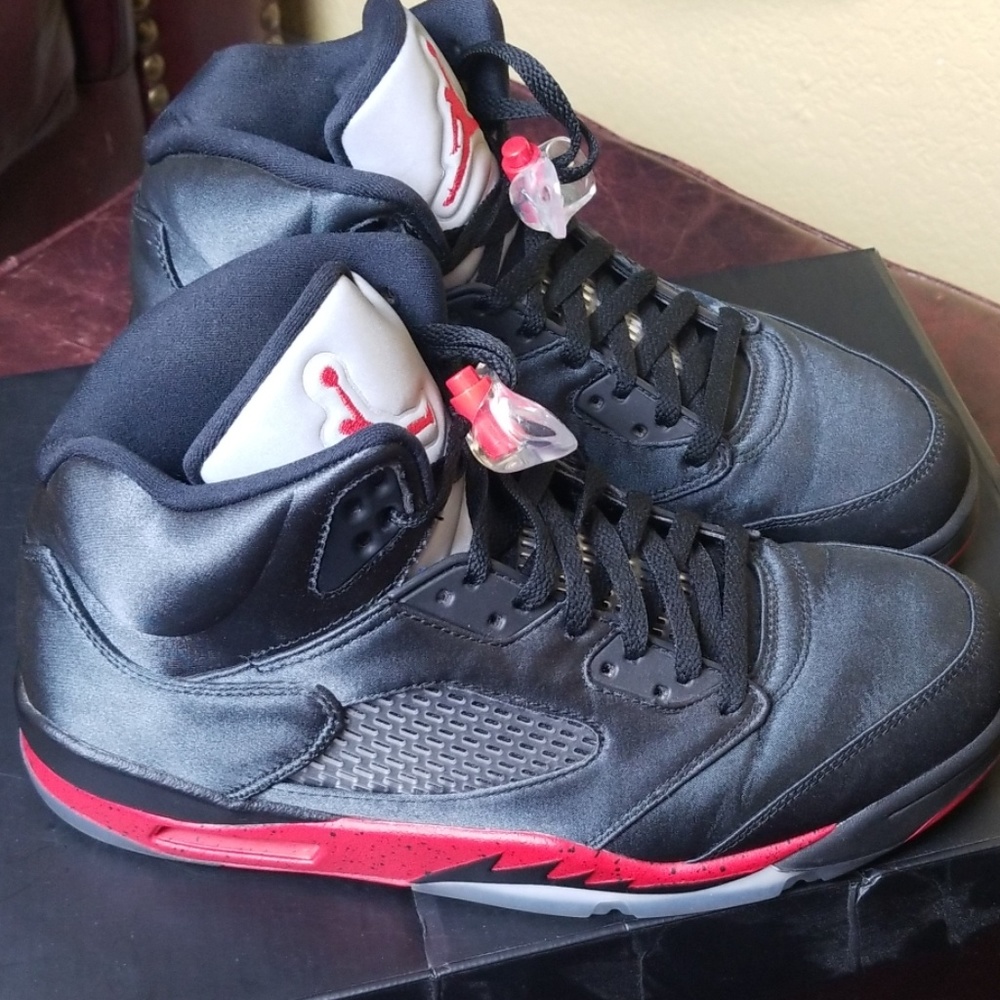 Air Jordan 5 Retro Satin Black/University Red